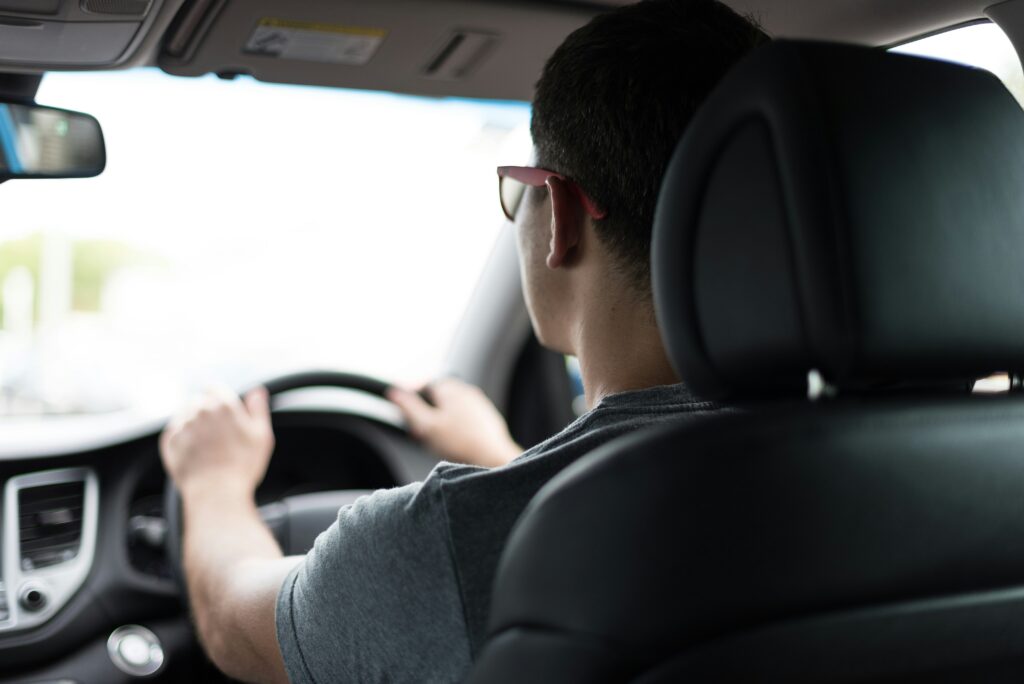 Conductor joven con su primer coche
