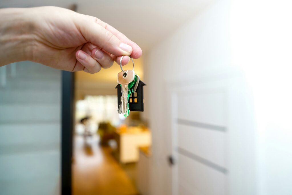 Llaves de casa con fondo de vivienda
