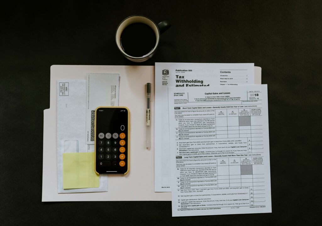 Documentos fiscales y calculadora para la declaración de la renta