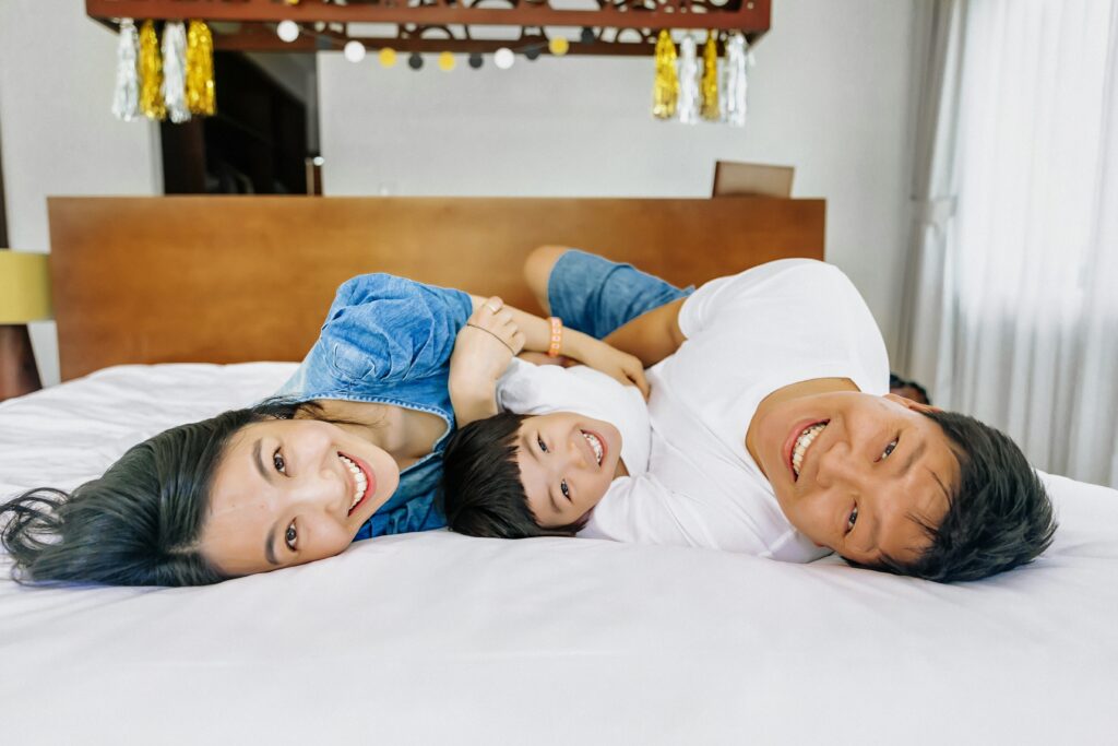 Familia en casa protegida por un seguro de vida