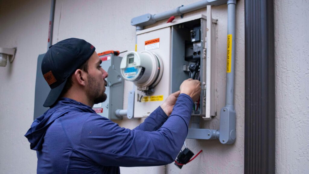 Electricista reparando avería en hogar