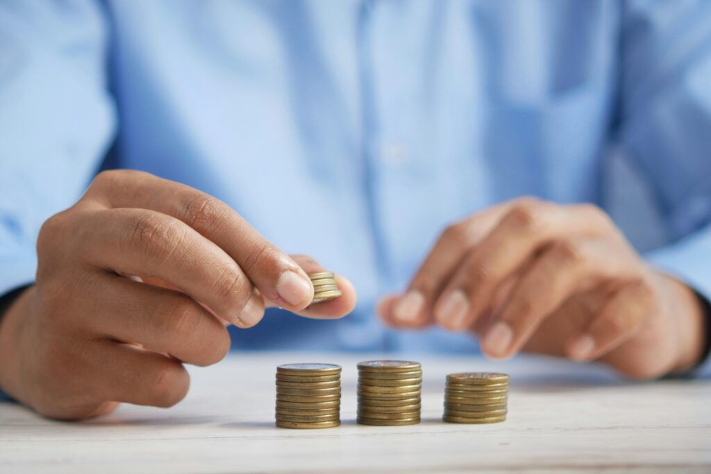 Persona comparando precios de seguros médicos