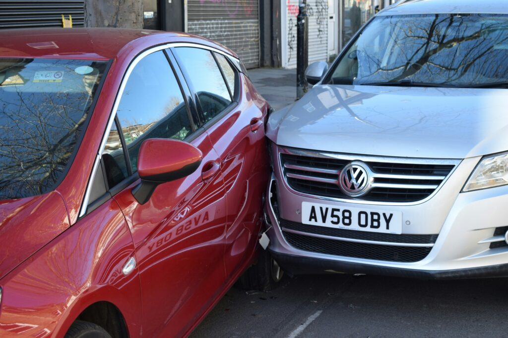 Coche con golpe en parking